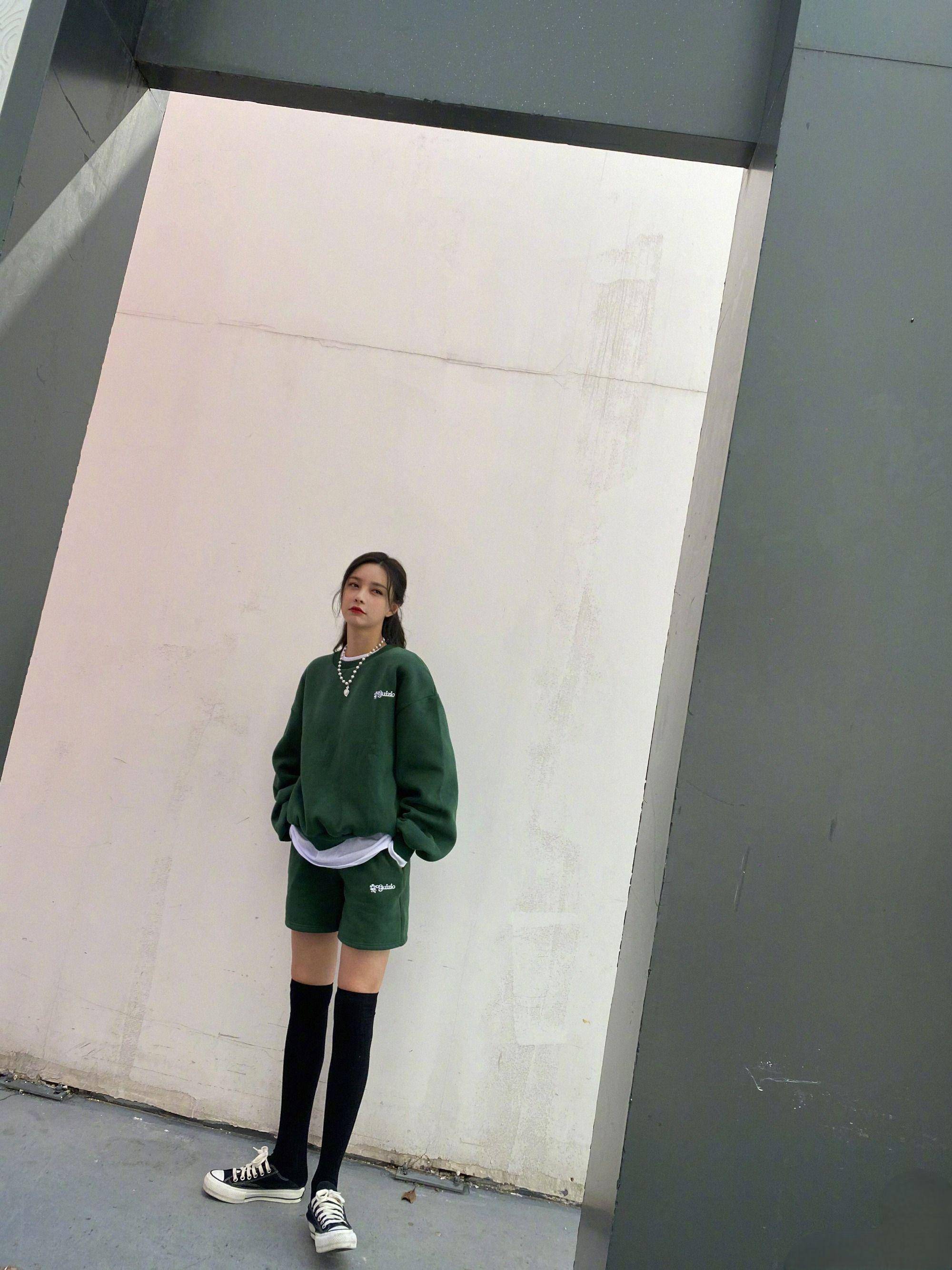 沈梦辰时尚衣品"一级棒",穿香槟色抹胸亮片裙,优雅又不失性感