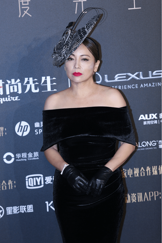 原创邓萃雯年纪越大越有风情美穿小黑裙优雅迷人身材也不输年轻人