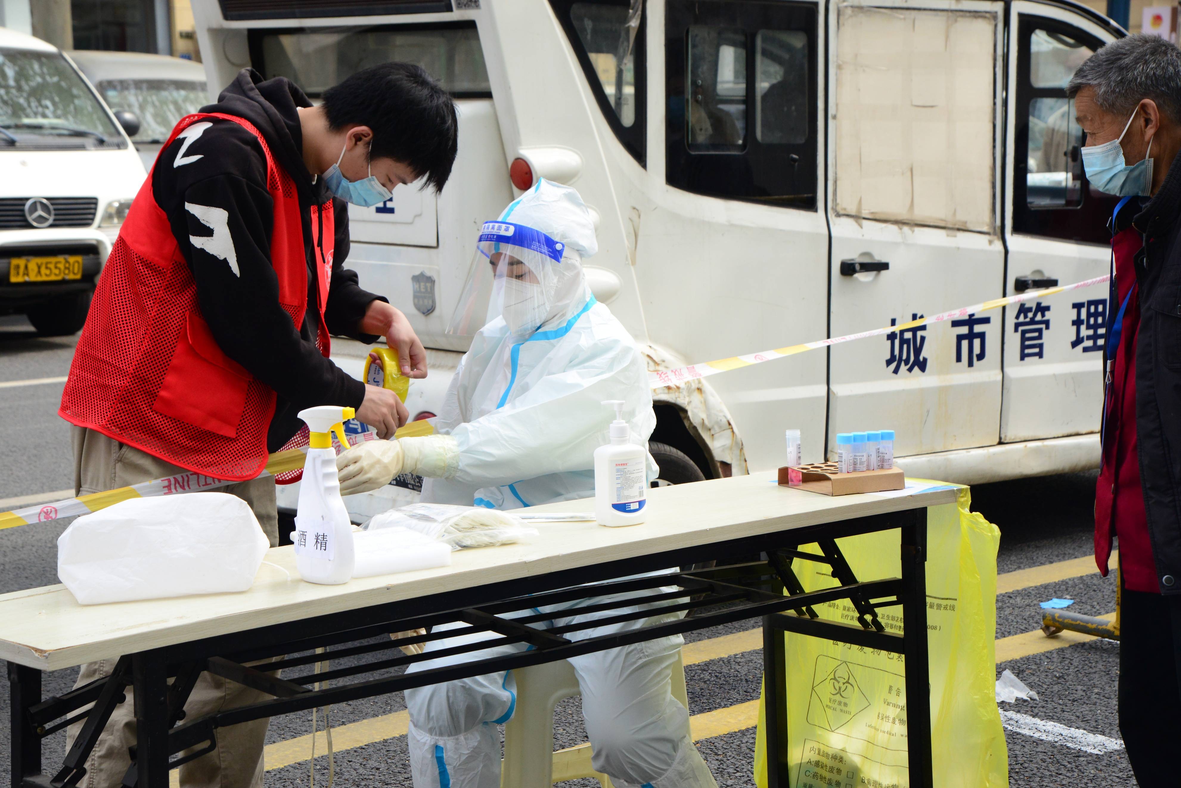 郑州二七区淮河路街道办事处继续对重点人群进行核酸检测
