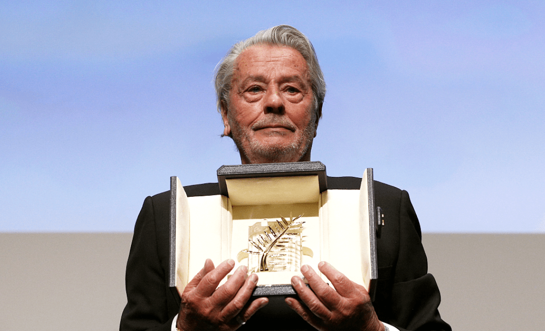 阿兰德龙的事业达到了普通人望尘莫及的高度.