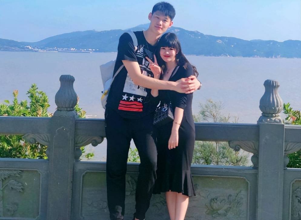 原创胡金秋晒全家福双胞胎儿子出镜送娇妻爱马仕包包纪念8周年