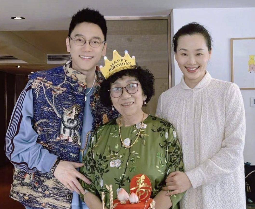 林依轮52岁生日秀恩爱,夫妻都是赚钱高手,俩儿子颜值不如父母高_西华