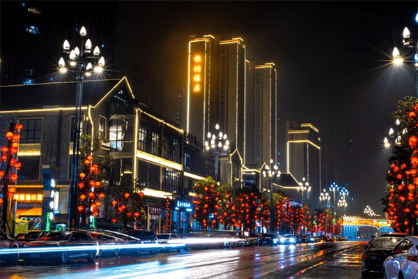 是长宁县规划建设的夜间经济重点项目四面临路,交通便捷与滨江公园隔