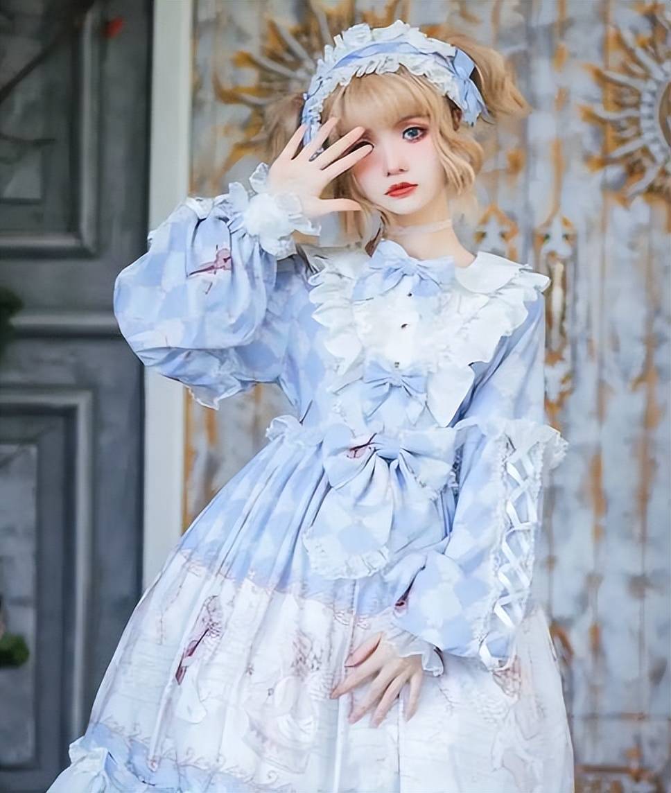 并且根据《下妻物语》中宫廷娃娃的形象,"洛丽塔"也变成了一种穿衣