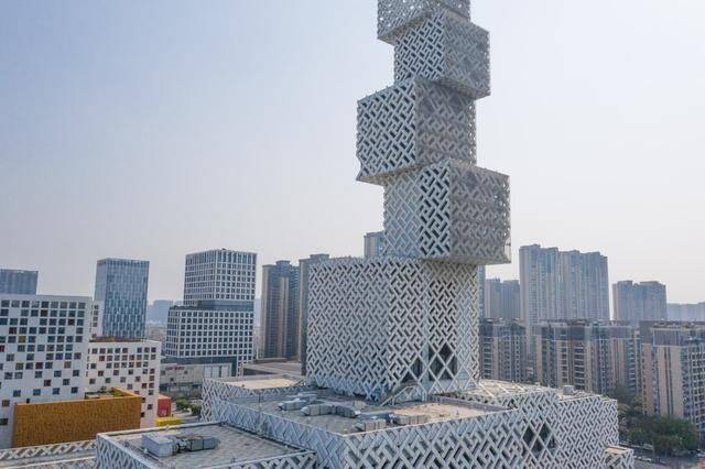 九个立方体组成的建筑造型魔幻还有人说他是中国十大丑陋建筑