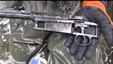 挖土党挖到—只剩下炮筒的火药箱_箱子_木箱_东西