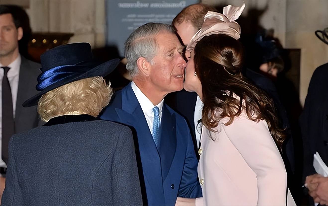 一般人还真接受不了,不过在欧洲王室很常见,只能说西方礼仪太过于热情