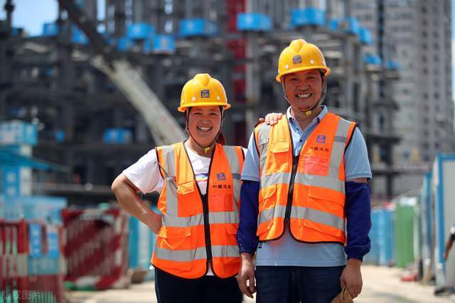 农民工夫妻在外打工为了省钱住在工地工友晚上不敢翻身