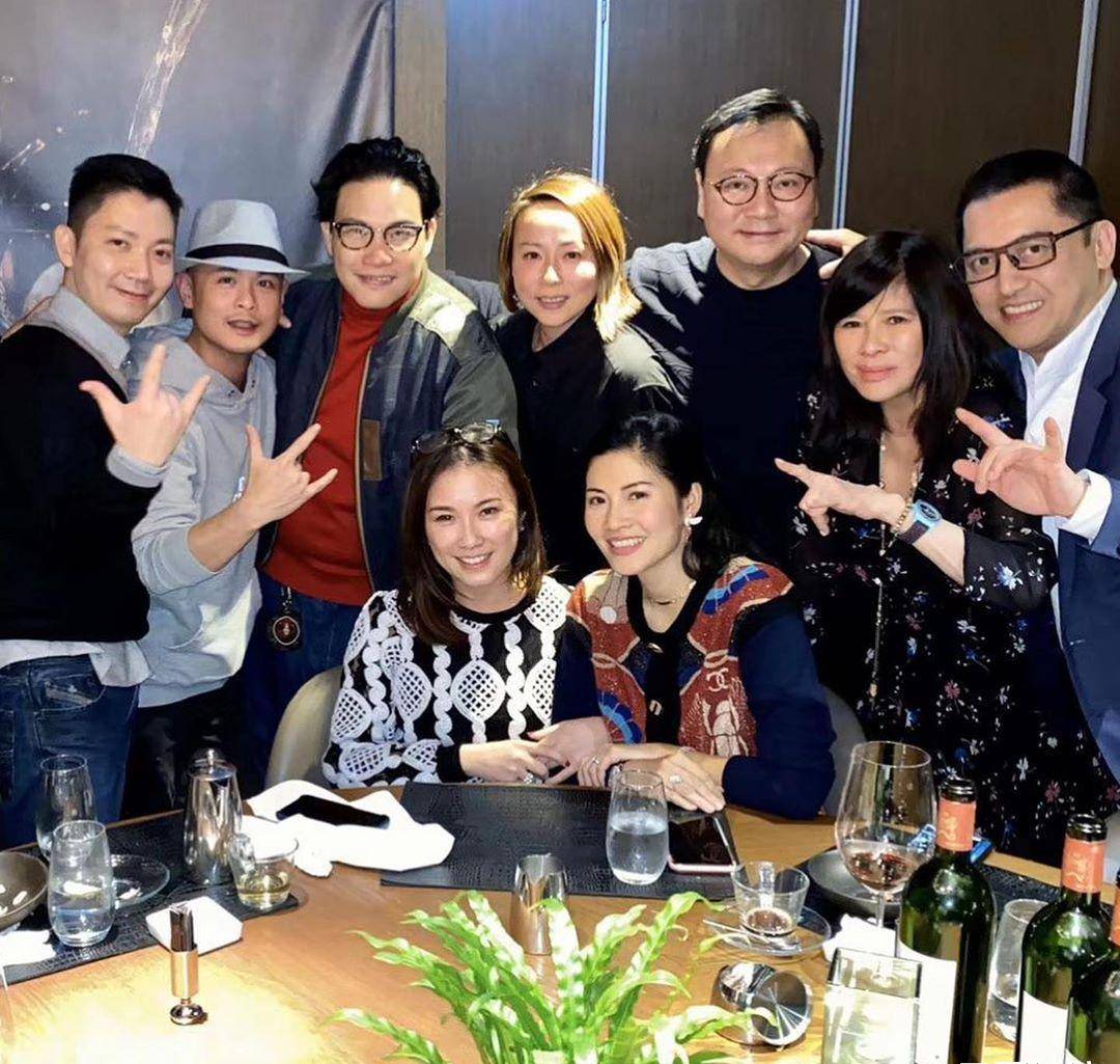 一旁的小娇妻冯翠珊打扮则时髦很多,她穿了一身黑色裙装,外搭同色系