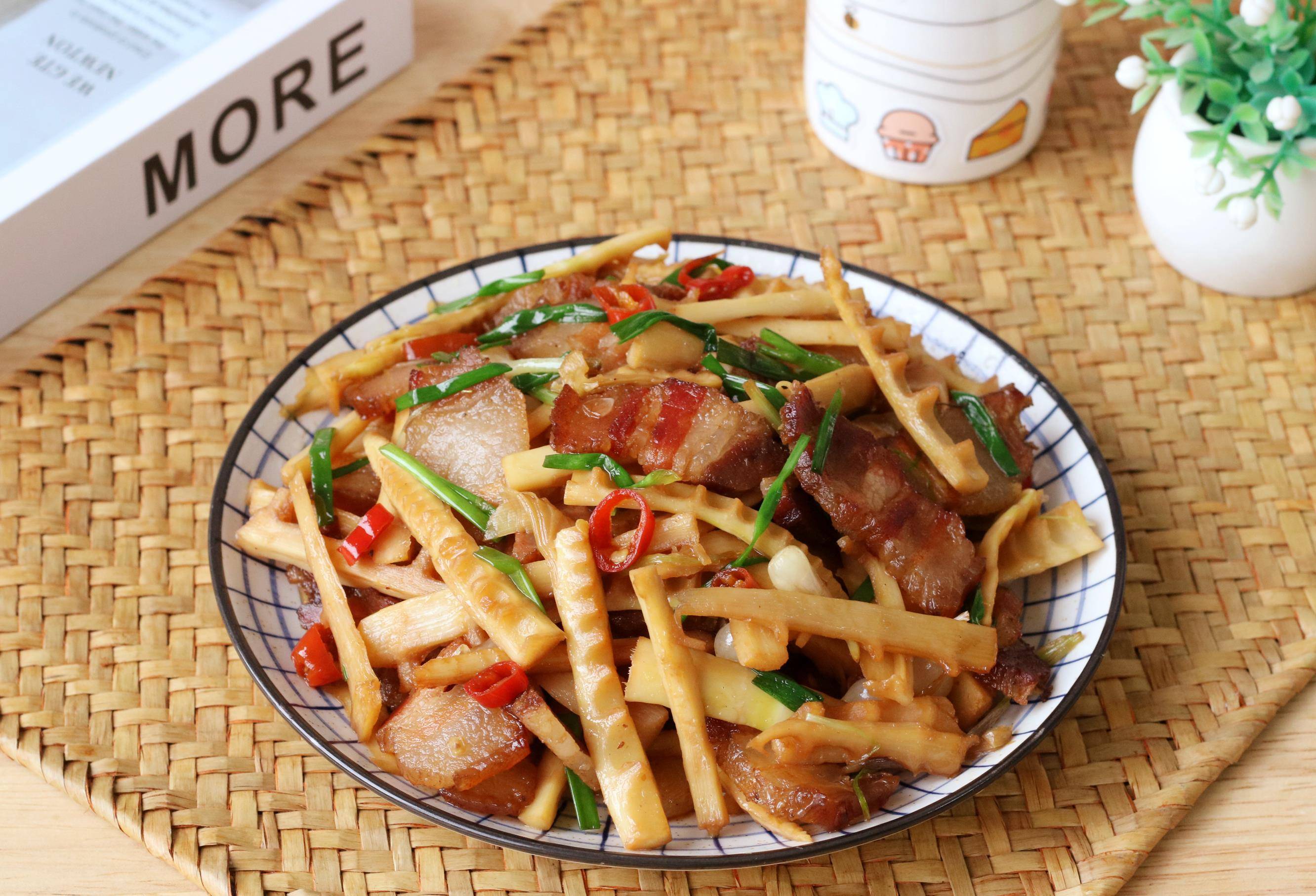 这2种野菜真搭,加腊肉一炒,鲜嫩好吃又下饭,错过就要等明年_春笋_葱头