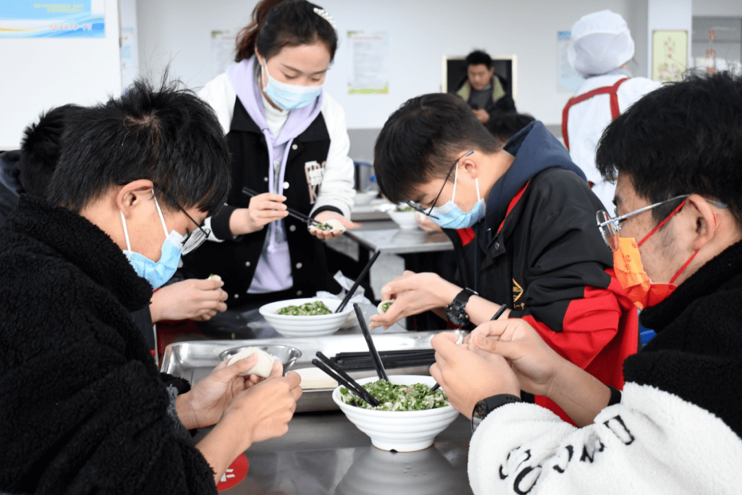 盐城市第一中学蓝海路校区举办在校住宿生包饺子活动