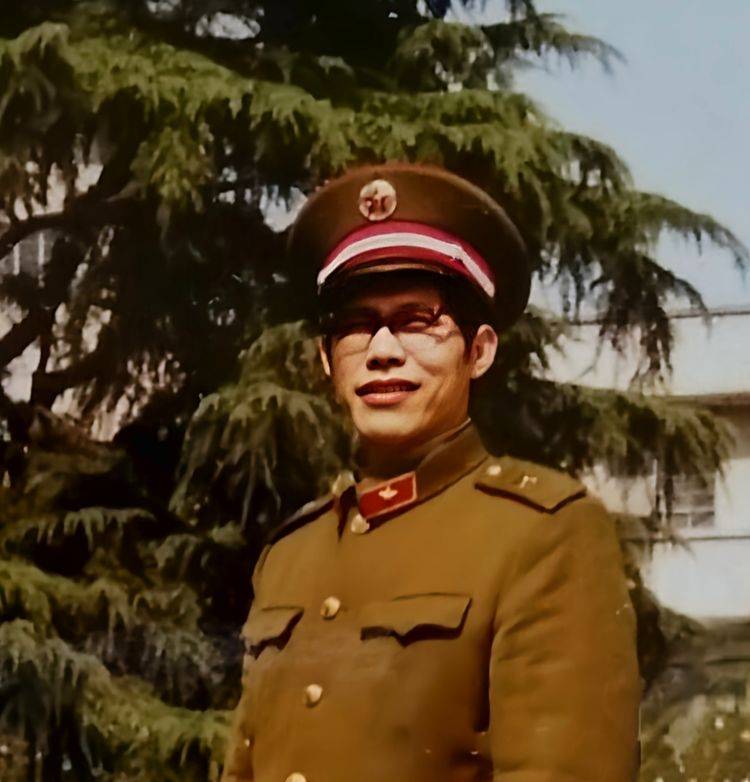 李武兵简介:北京莲花池军休所军休干部,中国作家协会会员,中国散文