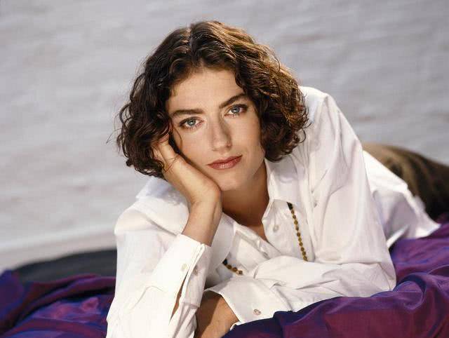 女星18岁得知继父是生父,不怪妈妈年轻时犯错,感恩有2个好爸爸_dolly