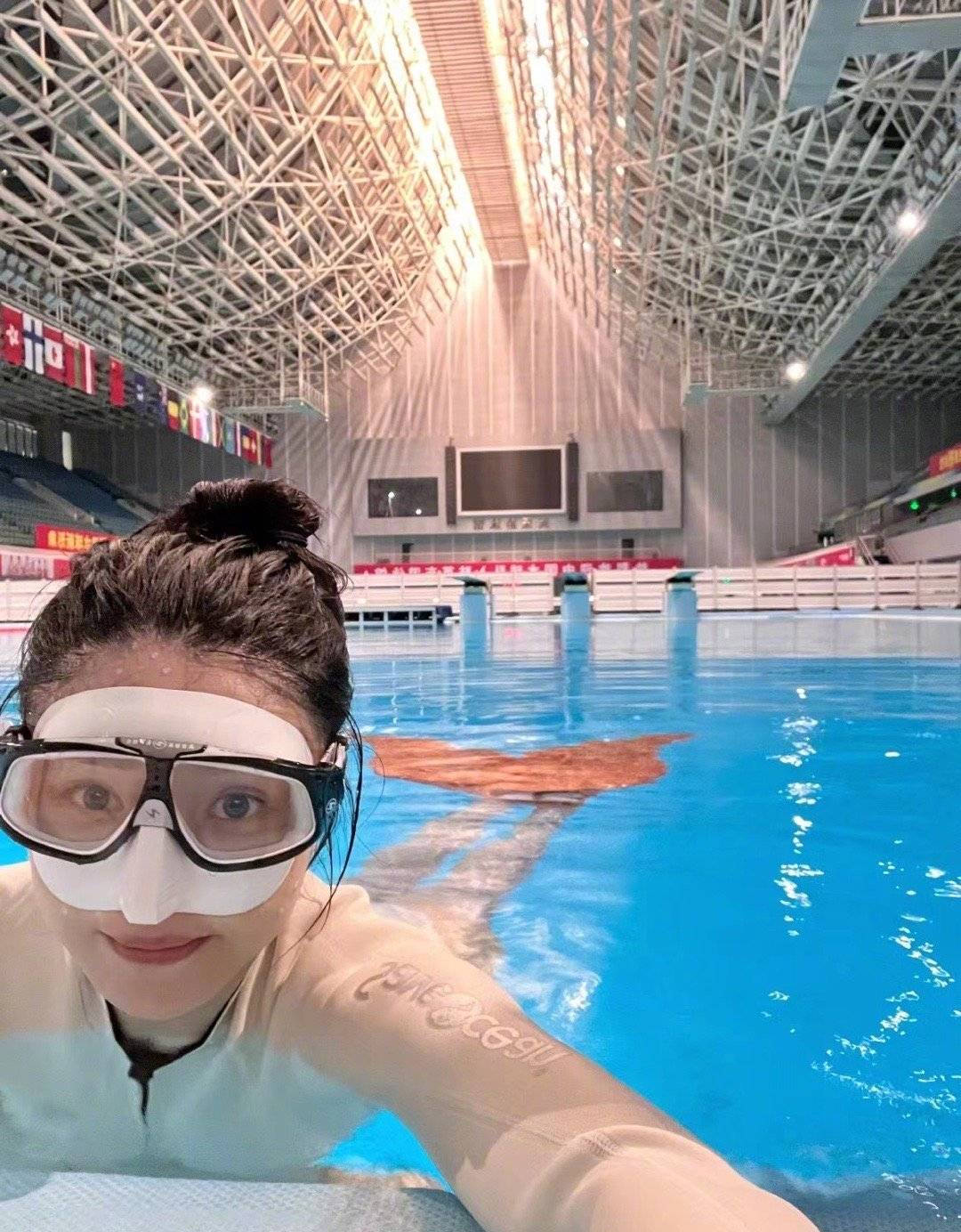 周韦彤晒人鱼造型自拍照水下摆pose身姿曼妙