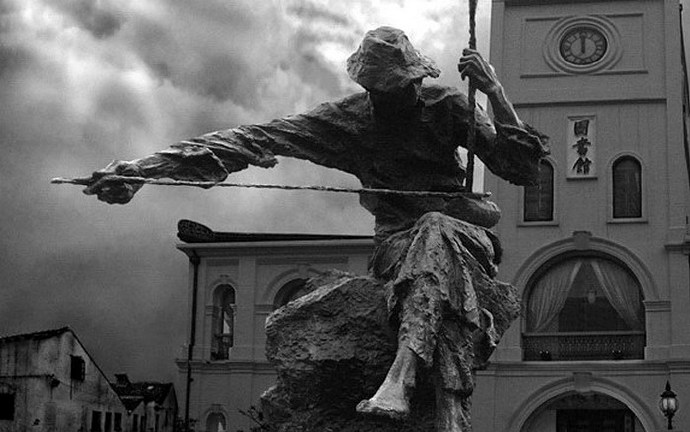 这是一首被日本著名的指挥家小泽征尔称为"应该跪着听"的曲子,他说"用