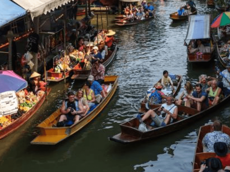 泰国的水上菜市场，商贩在船上摆摊，各国游客慕名前来