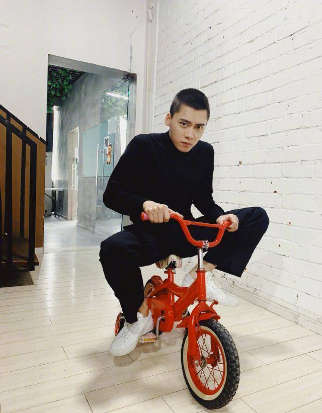 黄晓明又一经纪人离开,上个正在捧流量小生,郭婷婷呢?