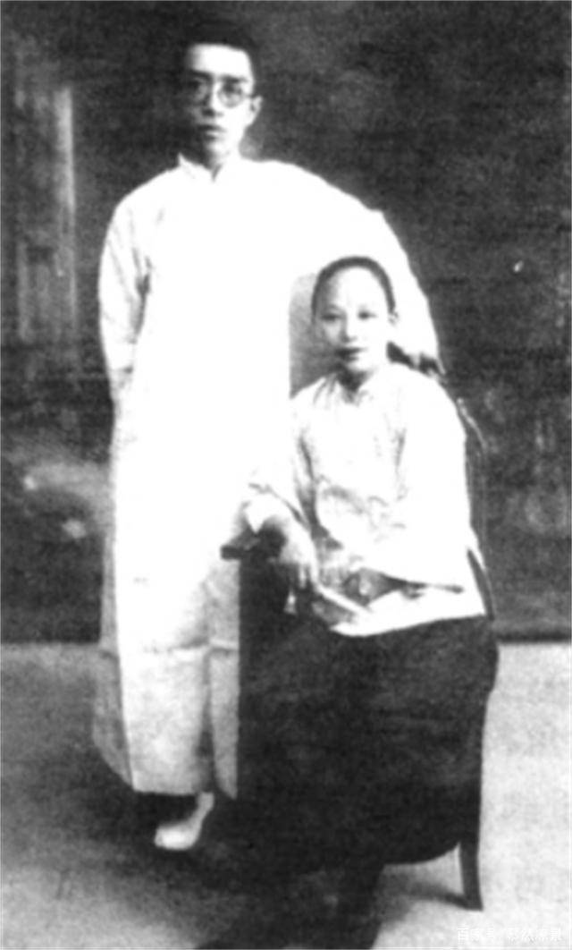 据千家驹回忆"1936年,1月1日,他(胡适)拿出一本'鸯鸳谱'来要我们夫妇
