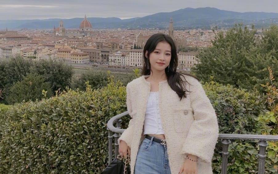 孙怡近照曝光,打扮新潮辣妈范儿十足,竹竿腿抢镜被吐槽太瘦了!