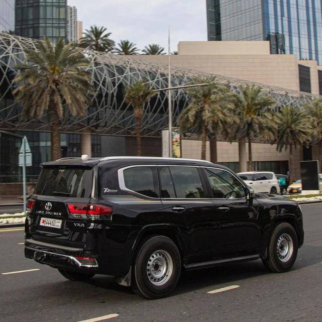 原创实车还是很帅气比老款更加出色全新丰田兰德酷路泽海外街拍