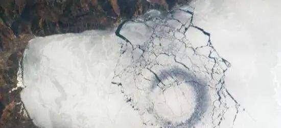 贝加尔湖太空视角，表面现黑色圆圈，到底是什么？原理或被揭示