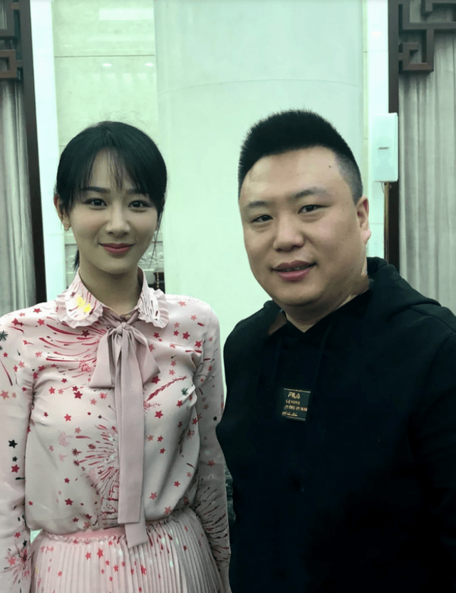 网友晒出与杨紫合影其生图状态遭吐槽网友别为难造型师了