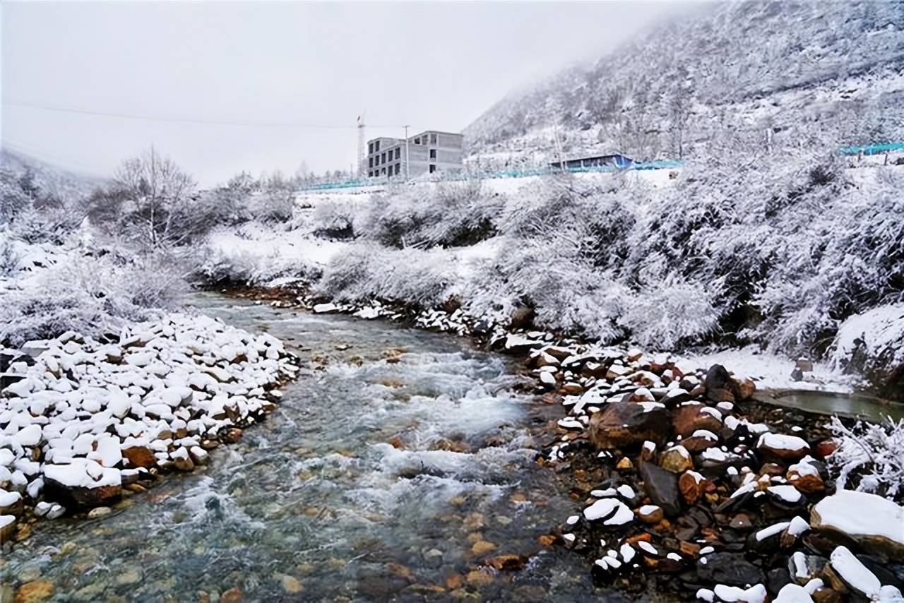 川藏线自驾，四川甘孜遇到大雪，邂逅仙境般小村子，还可以泡温泉