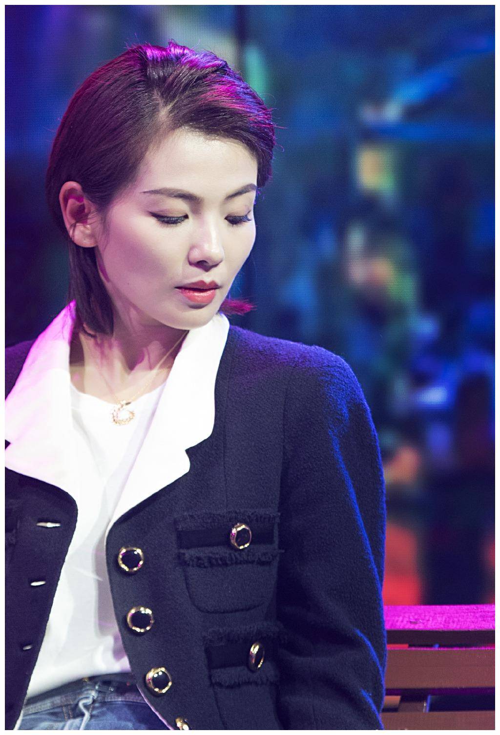 刘涛新剧穿搭造型优雅大气,波波头短发搭配基础穿搭,意外高级感_发型