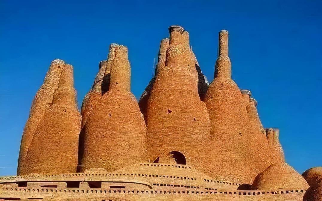 原创云南一奇葩艺术馆建筑模样用后现代风格表现当地红酒文化