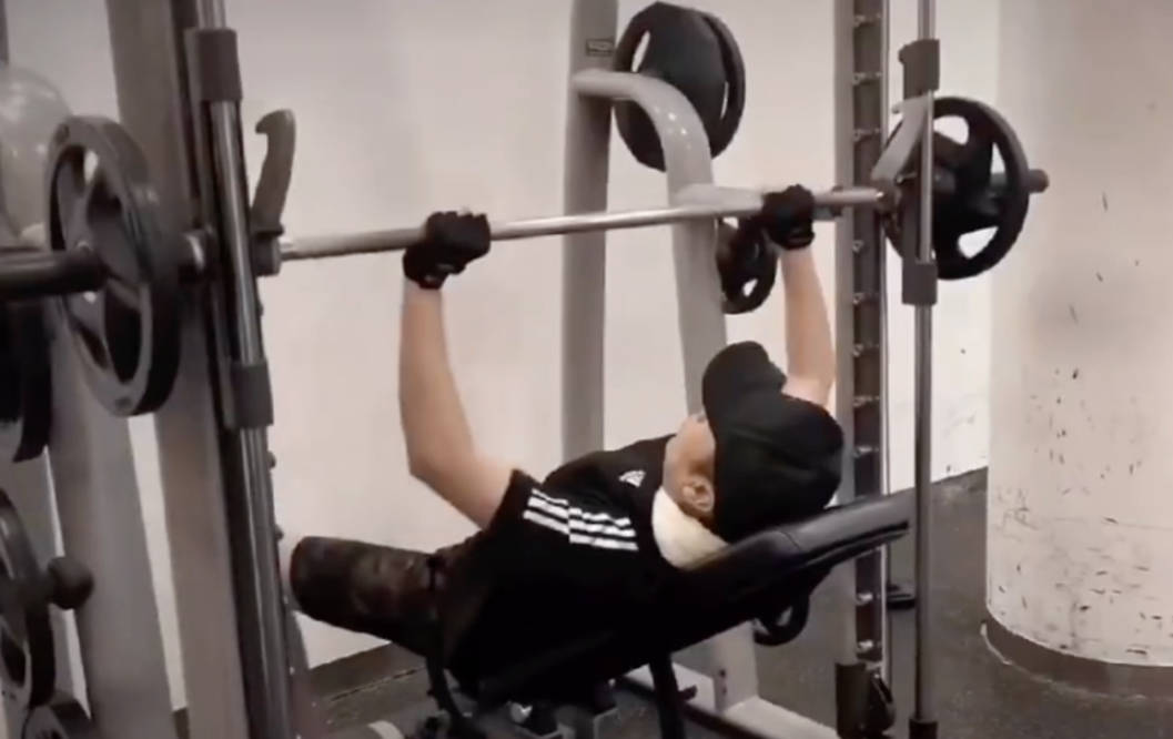 50岁于和伟豪宅内健身!