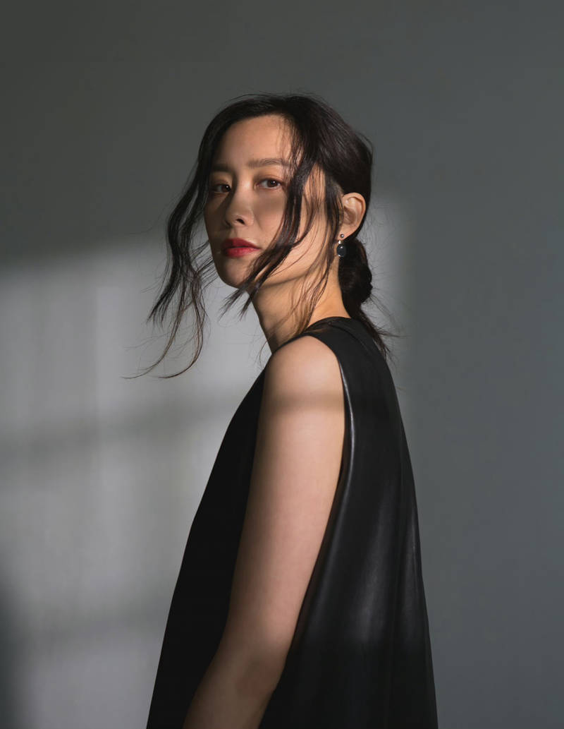 原创40岁陈法拉拍氛围感写真衣服开叉腰部以下披头散发差点认不出