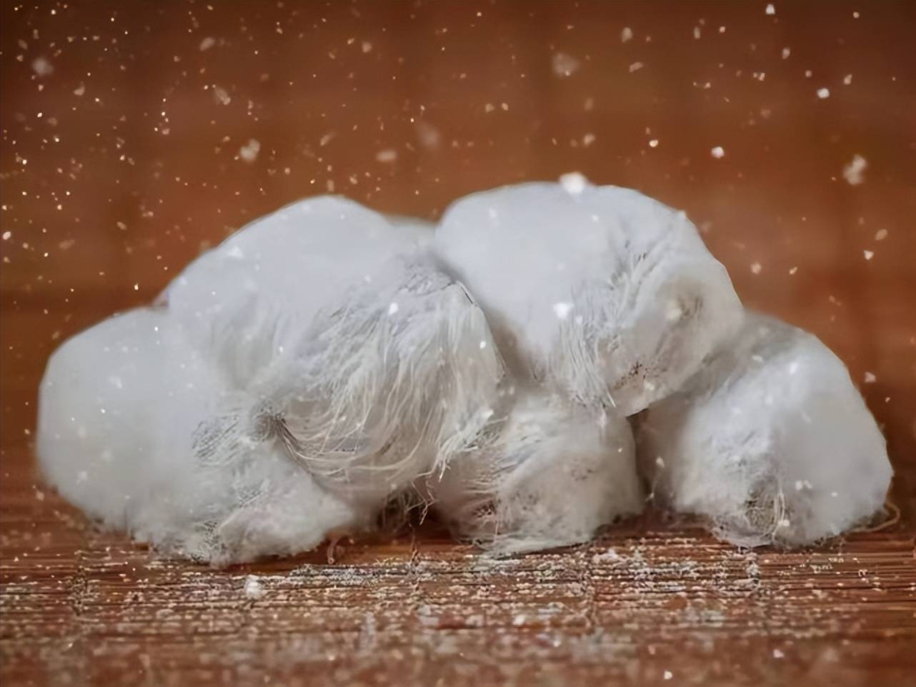 坊间称之为"银丝糖".千丝万缕的外观,口感极其奇妙.