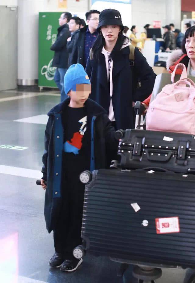 小土豆小时候给人感觉很像爸爸曹郁,但现在看起来模样更像妈妈