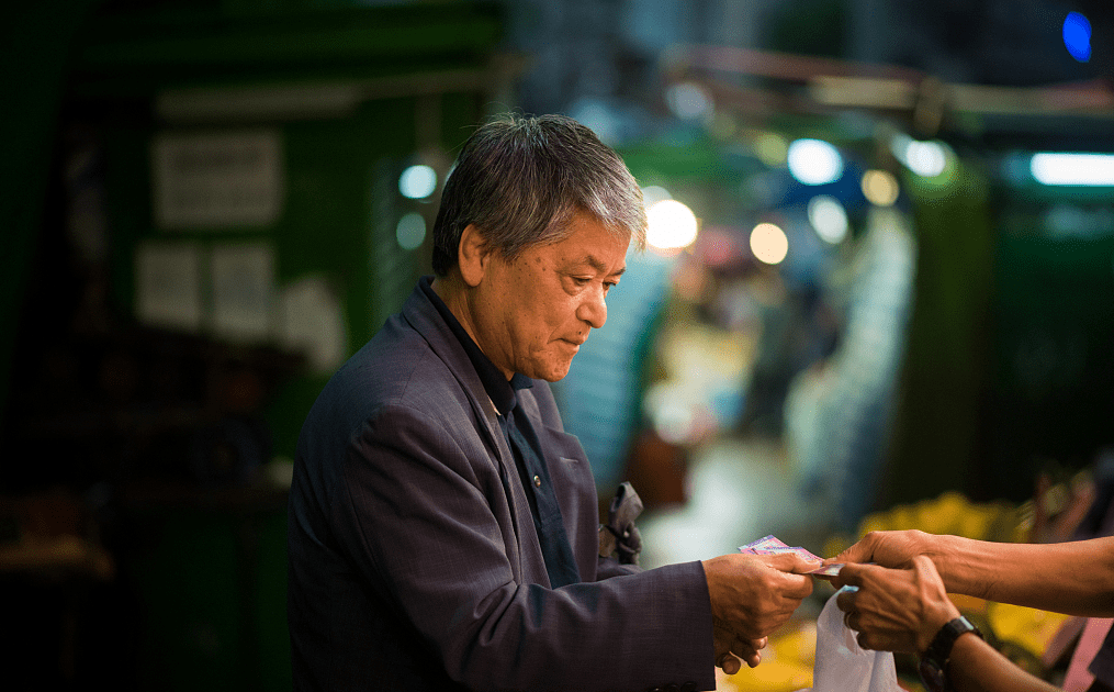 山东55岁小卖部老板30年来每天喝4两酒如今身体变成啥样了