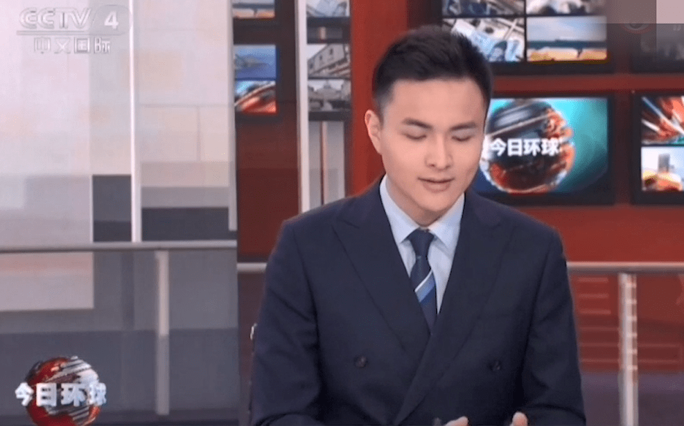 首先是《今日环球》的主持人卢智,在遇到提词器故障后,卢智迅速低头读
