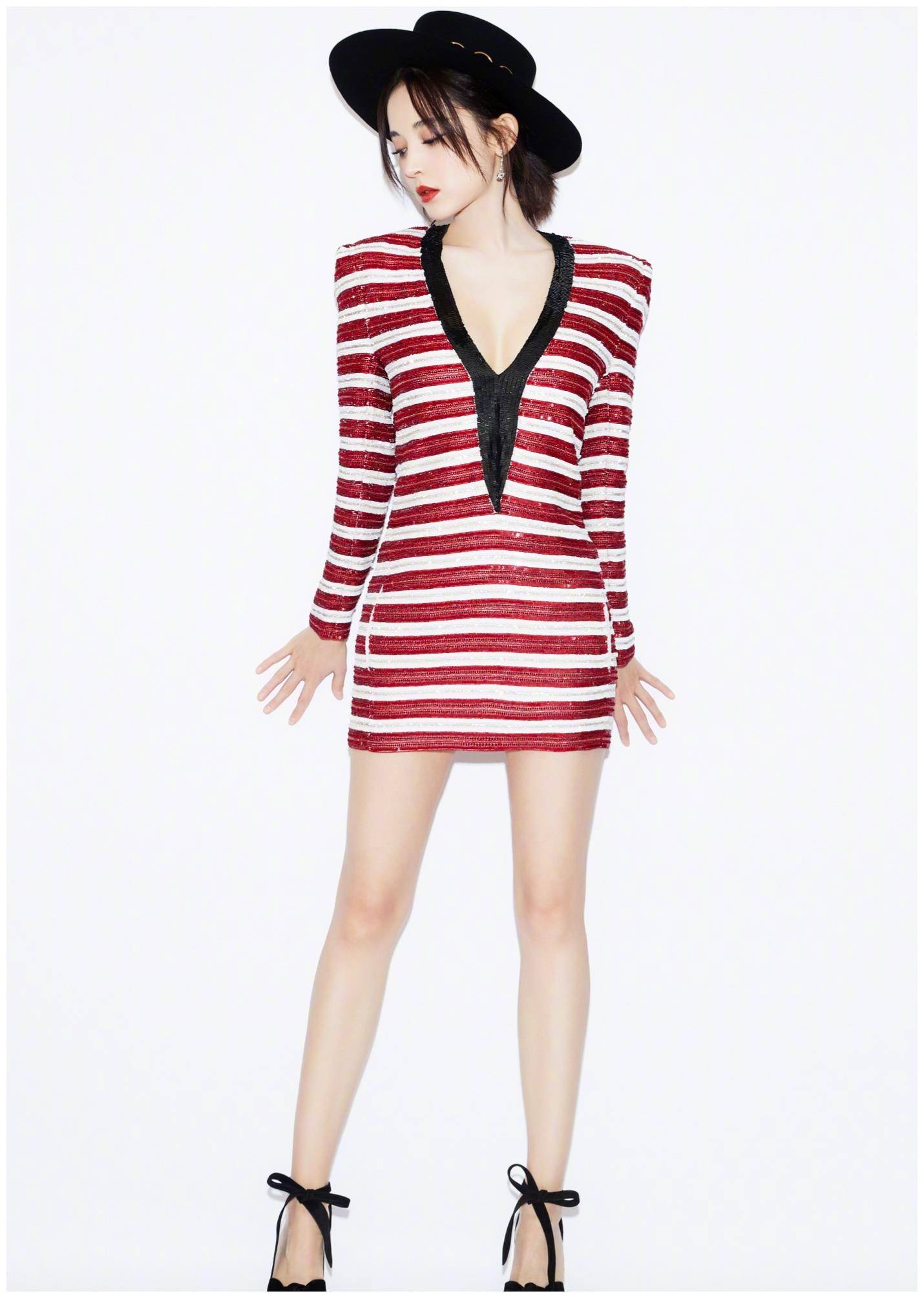 古力娜扎穿着全身红色条纹的连衣裙.