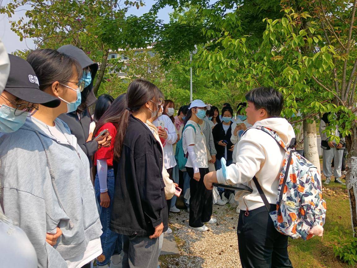 4月9日上午,桂林醫學院臨桂校區,於珺博士為學生講解校園內觀賞植物