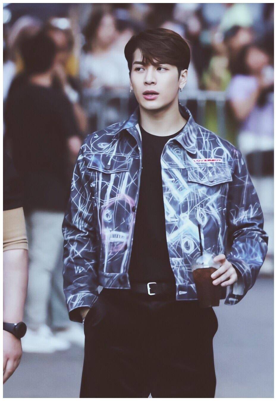 黄旭熙王嘉尔同穿印花外套,一个文艺复古,一个酷帅有型,太时尚