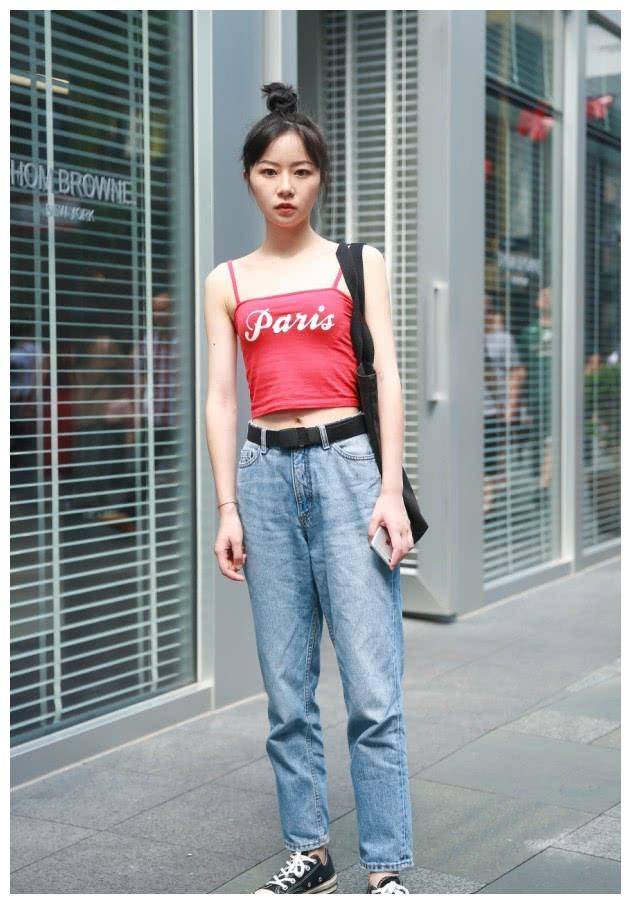 最近火了种穿搭,叫"左边女神右边女汉子",配高跟鞋巨抢眼!