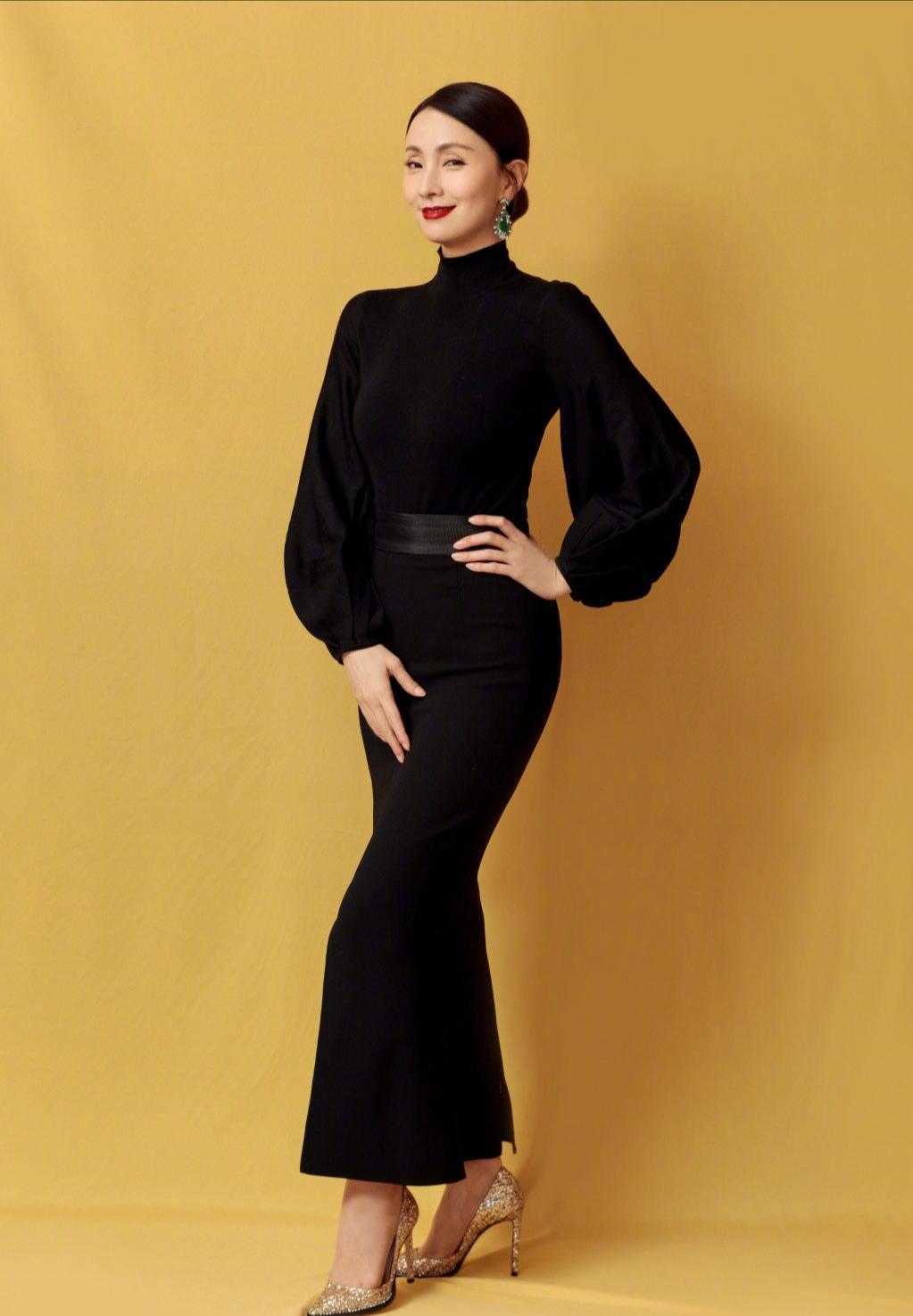 陶虹就选择了黑色连衣裙,十分的优雅复古,脚下也踩上一双金色的高跟鞋