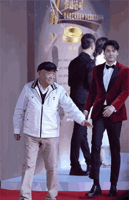 34岁李易峰颜值过关那181cm的个头现实中身材比例如何