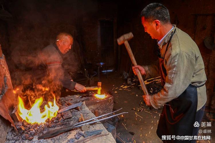 多歲跟隨父親學打鐵已近50年了,平常是媳婦給他掄大錘,他拉風箱打下錘