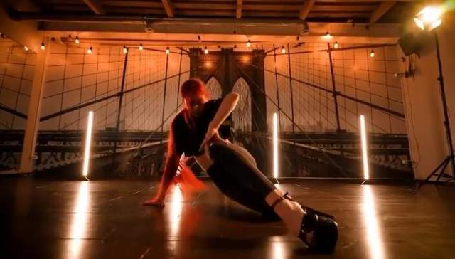 原创勤奋特鲁索娃跟舞蹈家苦练地板舞红发飘飞太美技能又进步了