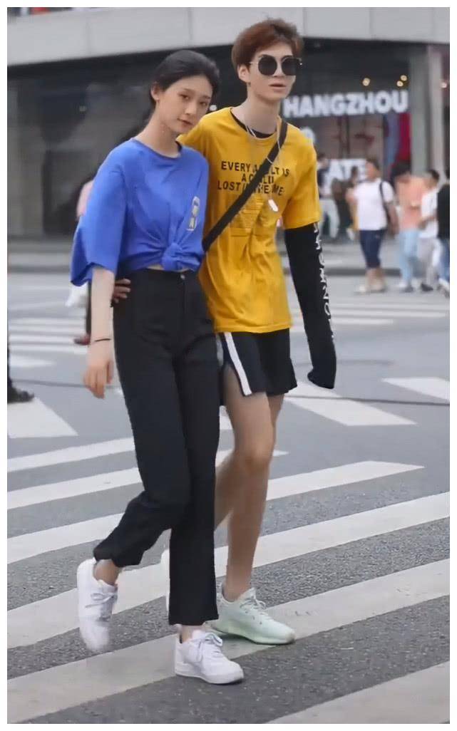 这对情侣的腿长体重一样当看到男生裤子偷穿女朋友的吧
