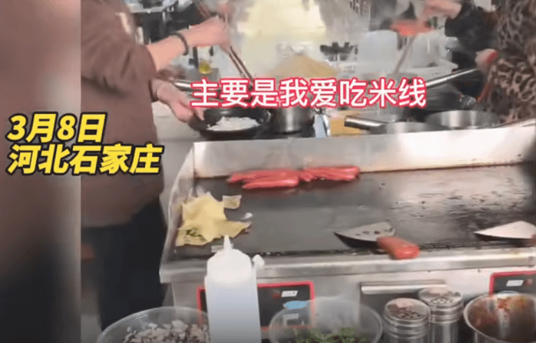 网传三女生不满食堂米线口味，怒抢老板饭碗？网友：我是不同结局