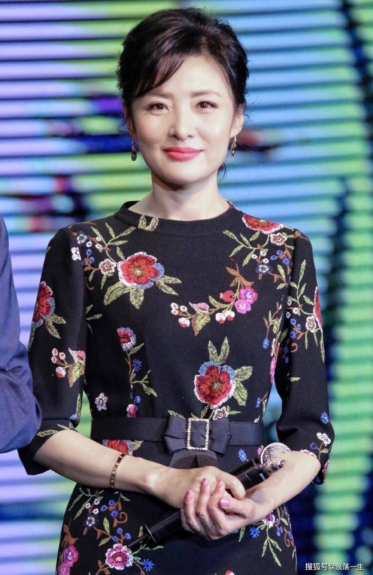 周涛美得太优雅穿刺绣连衣裙亮相4050岁的女人照着穿一样美