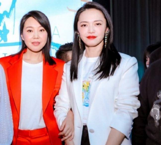 姚晨跟闫妮同框,老姐妹花差8岁都穿西装,姚晨还特意涂了大红唇