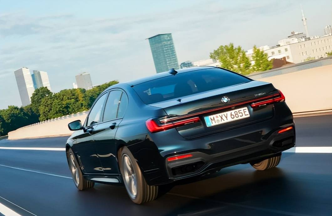 在宝马745e的外观造型方面,宝马745e采用的依旧是家族式的设计语言,其