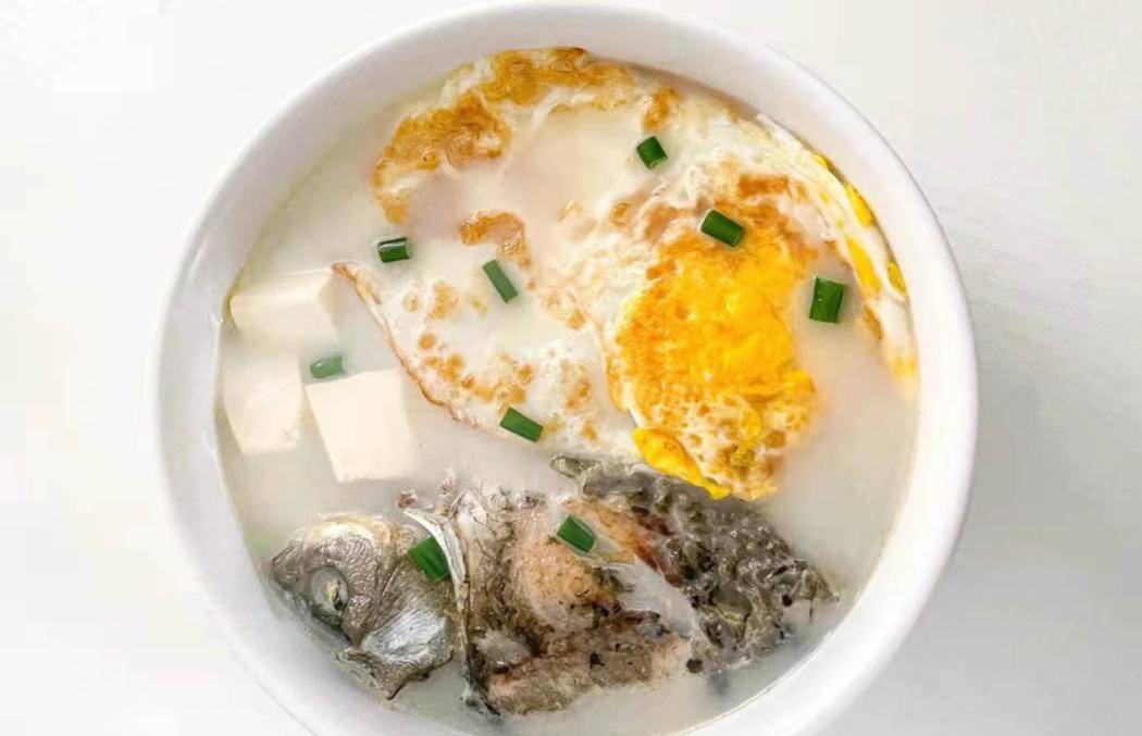 挑选嫩豆腐300克左右,鸡蛋一个,野生鲫鱼一条(鲫鱼是非常受欢迎的鱼类