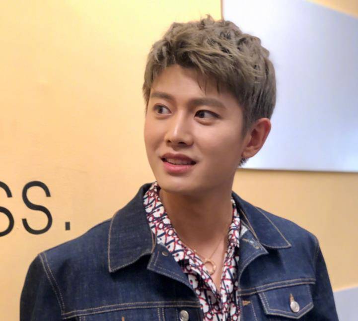 任嘉伦出席线下活动失去了美颜和滤镜这状态哪像是30岁